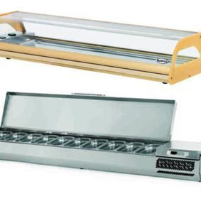 Una vitrina de acero inoxidable y madera con tapa de cristal.