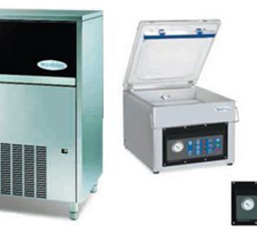 Una máquina de hielo de acero inoxidable y una selladora al vacío están ubicadas una al lado de la otra.