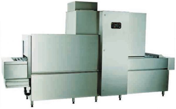 Un lavavajillas grande de acero inoxidable sobre un fondo blanco.