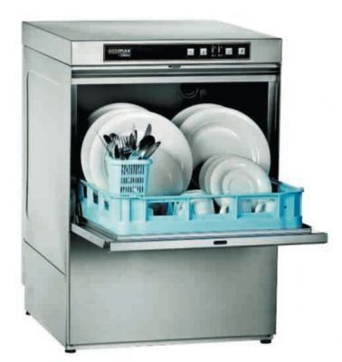 Un lavavajillas de acero inoxidable lleno de platos y utensilios.