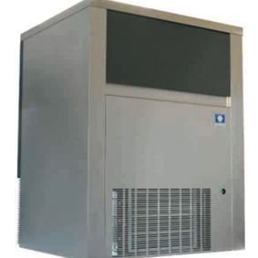 Una gran caja gris con una puerta negra sobre un fondo blanco.