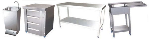 Un grupo de mesas y fregaderos de acero inoxidable sobre un fondo blanco.