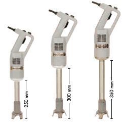 Tres mezcladores de diferentes tamaños se encuentran uno al lado del otro sobre un fondo blanco.