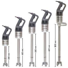 Un grupo de mezcladores con diferentes tamaños y alturas sobre un fondo blanco.