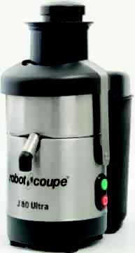 Un extractor de jugo de acero inoxidable está sobre una superficie blanca.