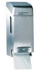 Un dispensador de papel higiénico de acero inoxidable con un rollo de papel higiénico dentro.