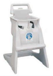 Una silla alta blanca con asa sobre un fondo blanco.