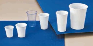 Un grupo de vasos de plástico blancos están colocados encima de una alfombra azul.