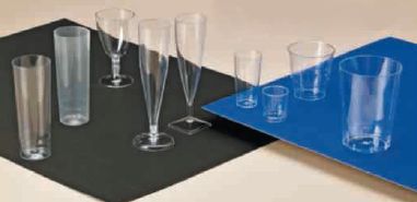 Hay muchos tipos diferentes de vasos en la mesa.