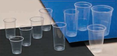 Un grupo de vasos de plástico transparente están sobre una mesa.