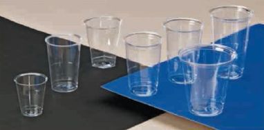Un grupo de vasos de plástico transparente están sobre una mesa.
