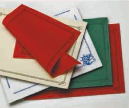 Una pila de servilletas de diferentes colores están colocadas una encima de otra sobre una mesa.