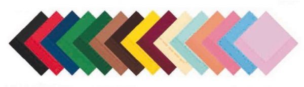 Una fila de flechas de colores que apuntan en direcciones opuestas sobre un fondo blanco.