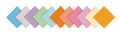 Un montón de papeles de diferentes colores están alineados en fila sobre un fondo blanco.