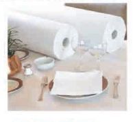 Dos rollos de toallas de papel están encima de una mesa.