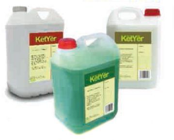 Tres botellas de productos de limpieza Kellyer están una al lado de la otra sobre una superficie blanca.