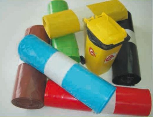 Un montón de bolsas de basura están apiladas una encima de otra.