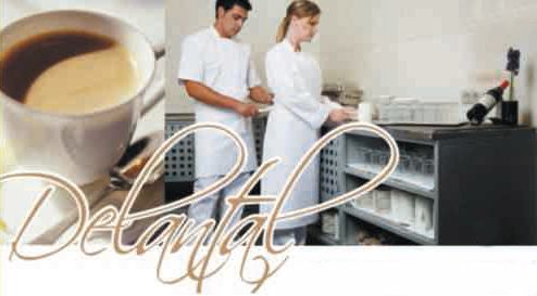 Un hombre y una mujer están de pie junto a una taza de café.