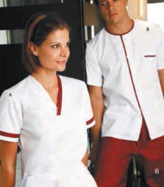 Un hombre y una mujer están parados uno al lado del otro.