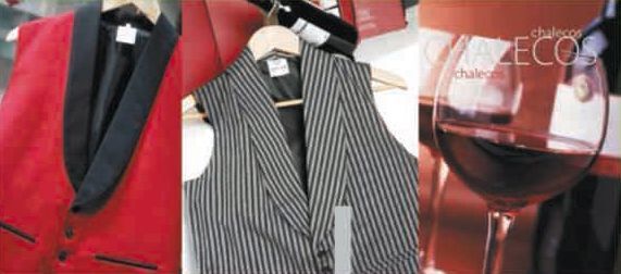 Un chaleco rojo, un chaleco negro y una copa de vino.