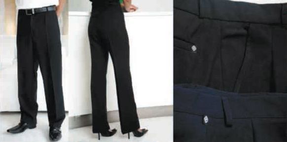 Un hombre y una mujer están parados uno al lado del otro y llevan pantalones negros.