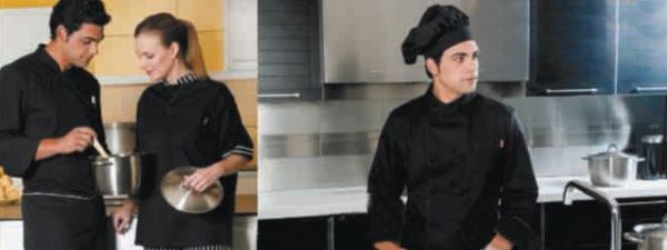 Un hombre y una mujer están de pie en una cocina con ollas y sartenes.