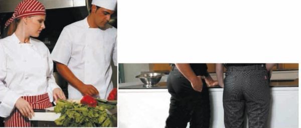 Un hombre y una mujer están parados uno al lado del otro en una cocina.