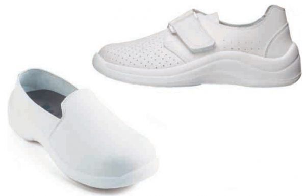 Un par de zapatos blancos sobre un fondo blanco.