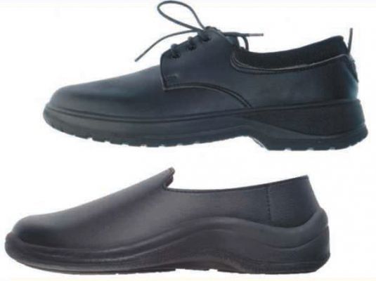 Un par de zapatos negros sobre un fondo blanco.