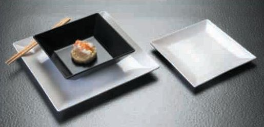 Hay un plato de comida en un plato con palillos.