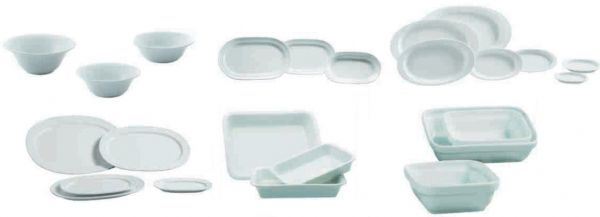 Un montón de platos y cuencos blancos sobre un fondo blanco.