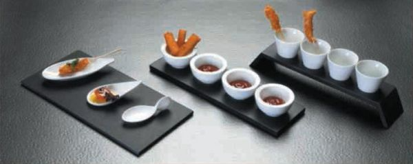 Una mesa cubierta con platos y tazas de comida y cucharas.