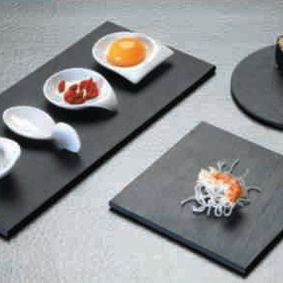 Una mesa cubierta con platos y cuencos de comida.