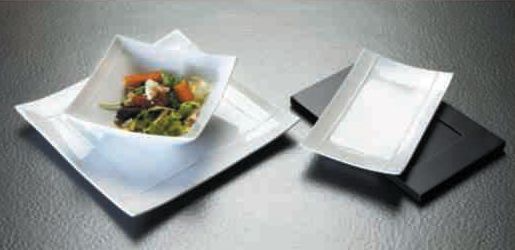 Un plato de comida está encima de un plato blanco.