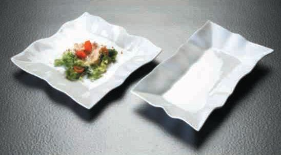 Sobre una mesa hay dos platos blancos con ensalada encima.