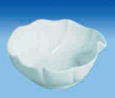 Un cuenco blanco con asa sobre un fondo azul.