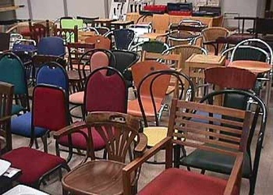 Una habitación llena de muchas sillas y mesas.