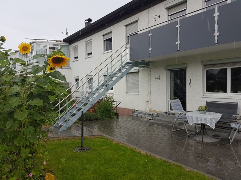 Hausfassade mit Metalltreppe