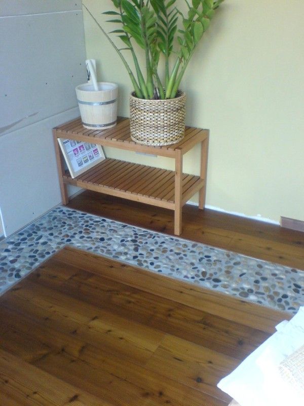 Holzboden holz mit kleiner Abstellbank