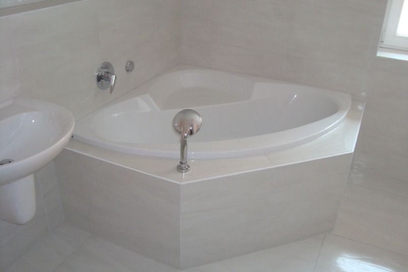 weiße Eckbadewanne