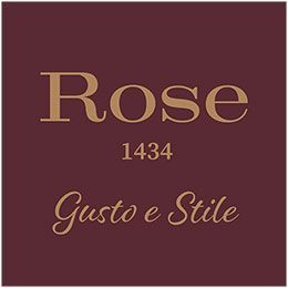 Auf dunkelrotem Hintergrund steht „Rose 1434“ über den kursiven Wörtern „Gusto e Stile“ in hellbrauner Farbe.