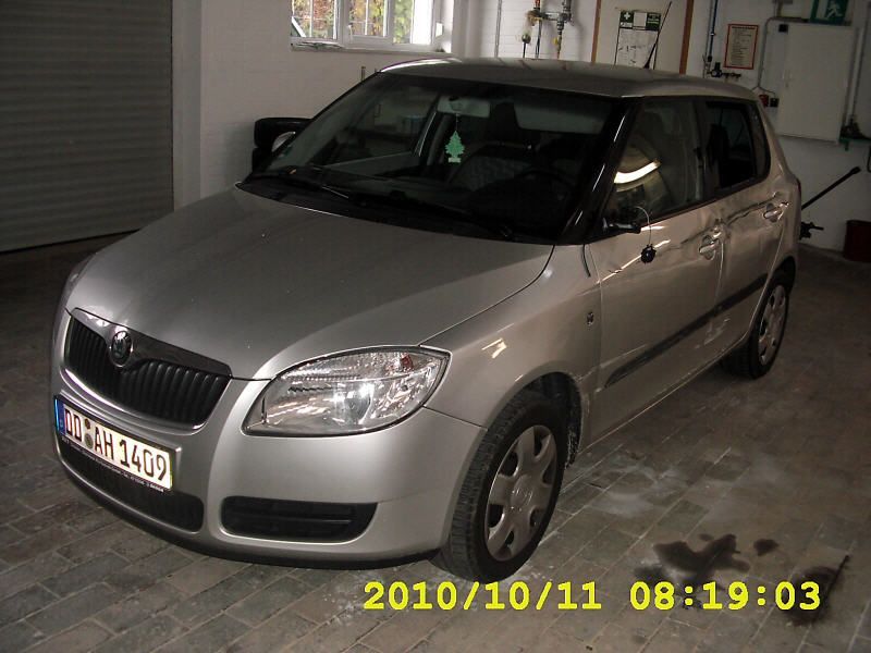 Silberner Schrägheckwagen in einer Garage geparkt, Ansicht von vorn links mit Zeitstempel-Overlay