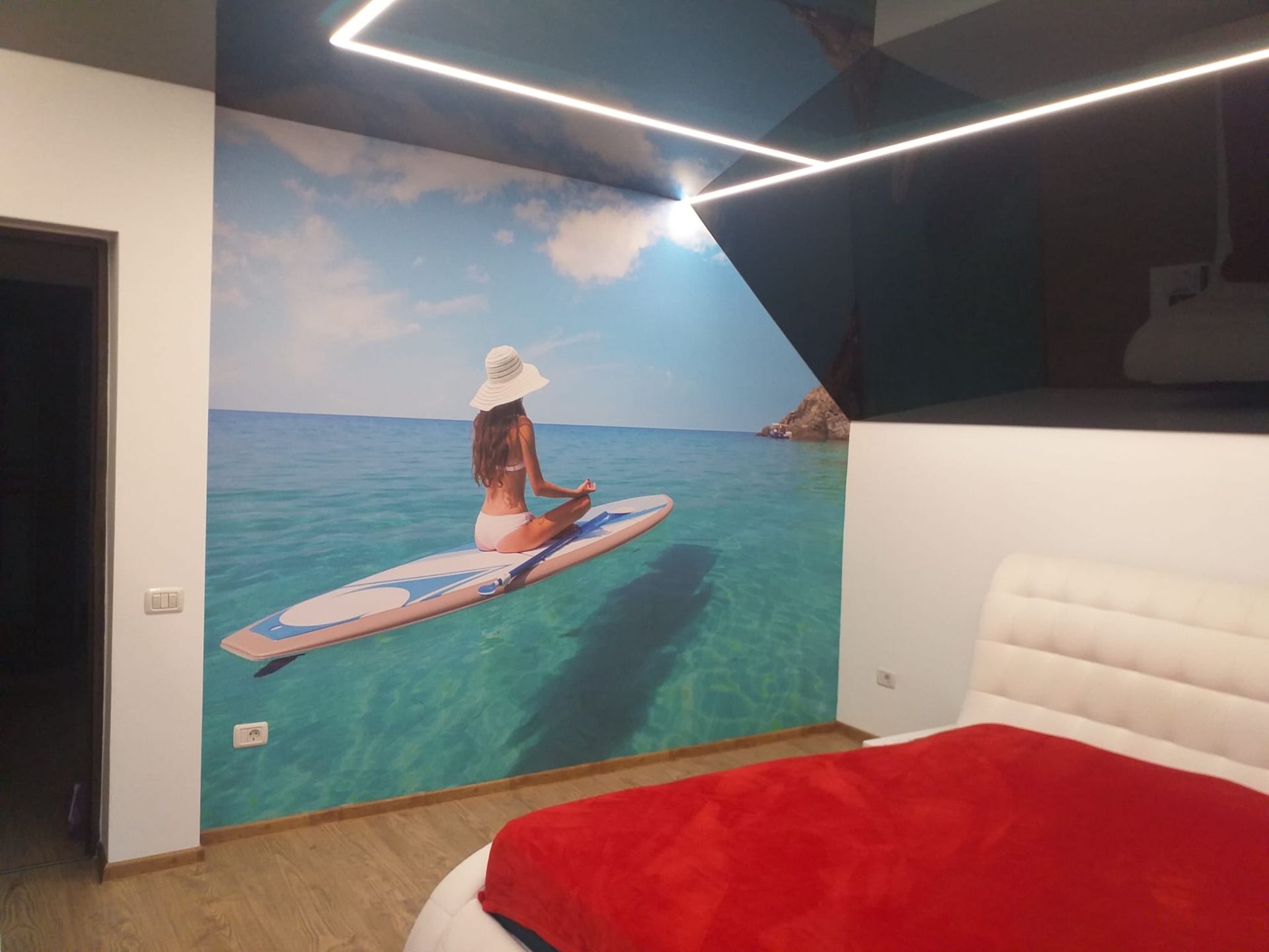 Luxuriöses Wohnzimmer mit grossen Fenstern, beigefarbenem Ecksofa und sternenähnlicher Deckenbeleuchtung.