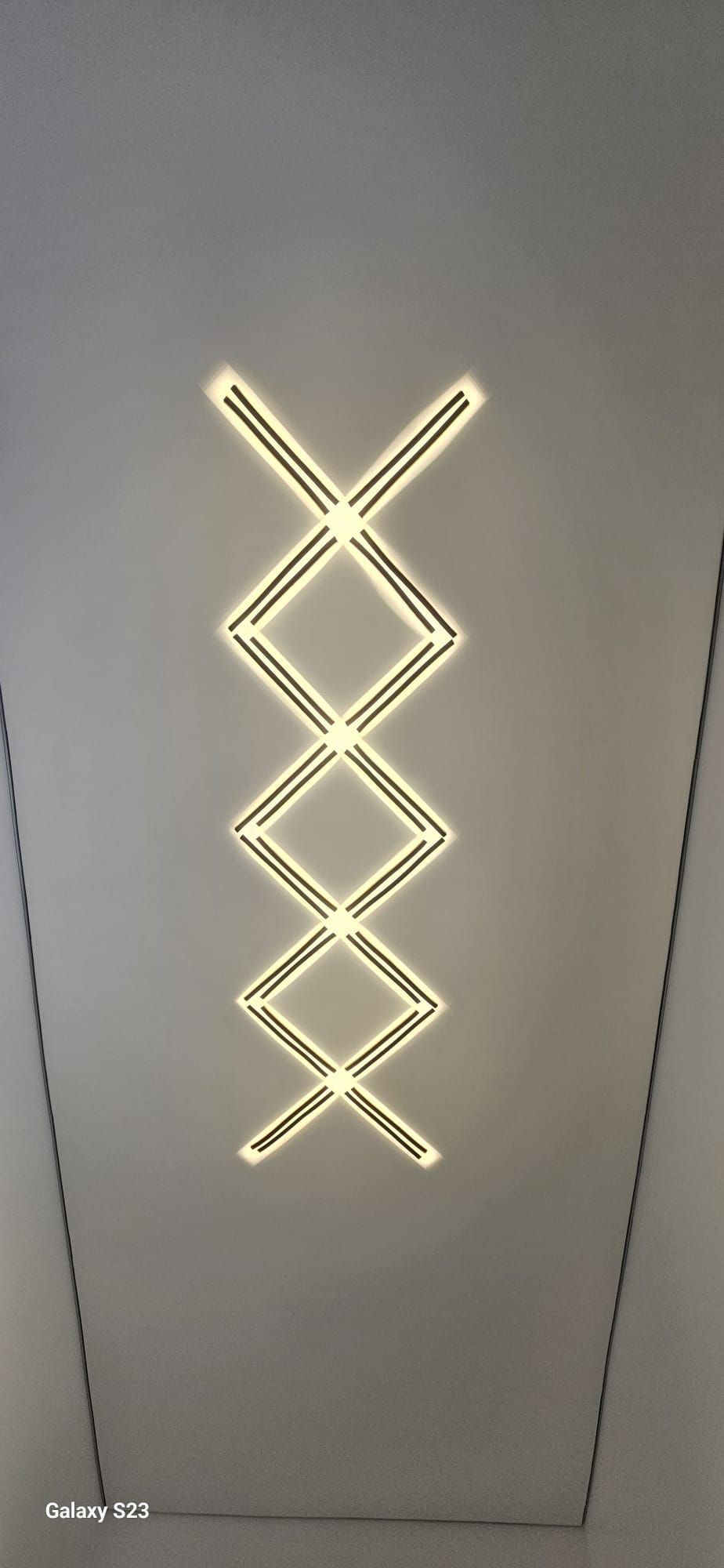 Modernes Wohnzimmer mit neutralen Farben, Kamin und grossen Fenstern.