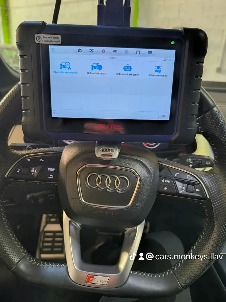 Una tableta está colocada encima del volante de un automóvil.