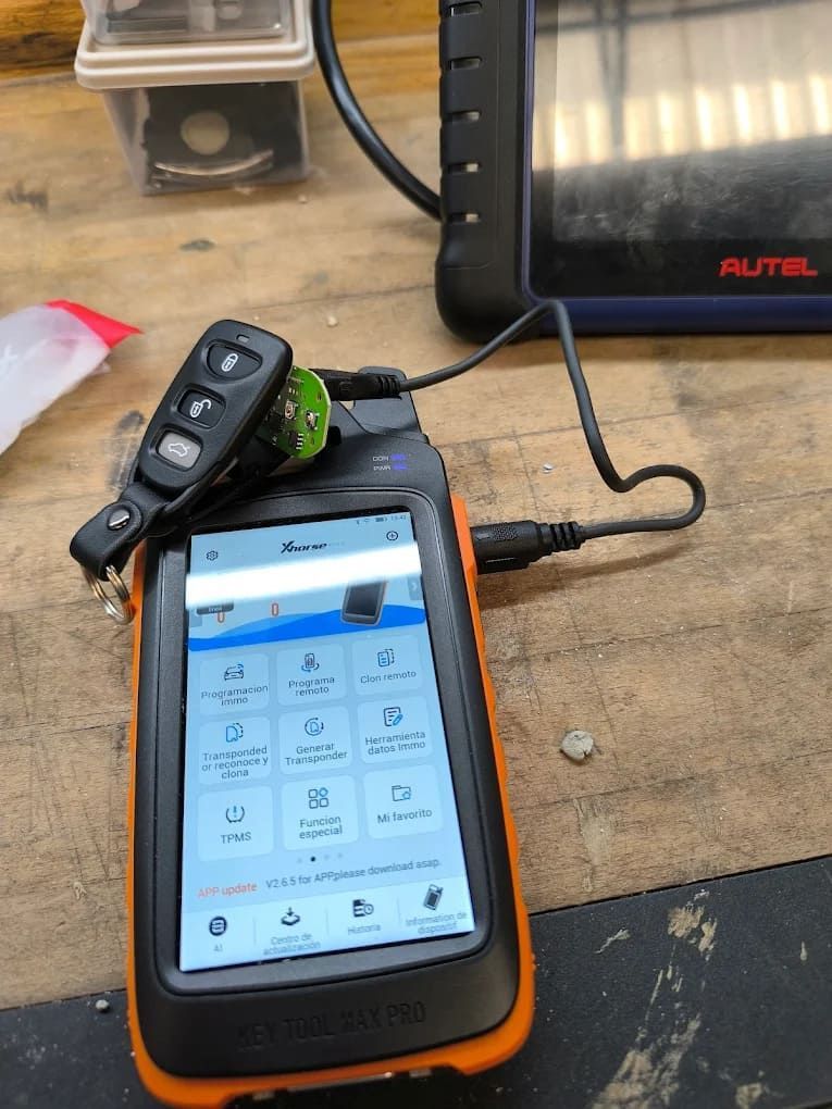Un teléfono celular con un control remoto adjunto