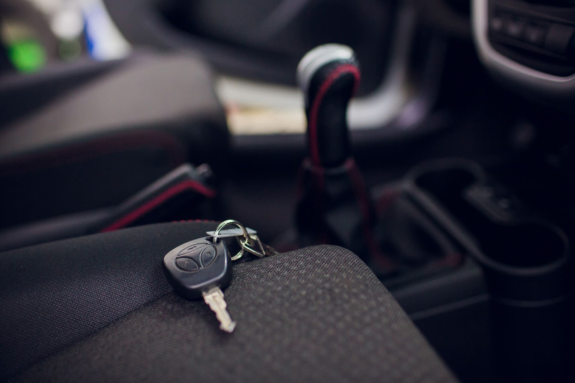 Una llave de coche está en el asiento de un coche.