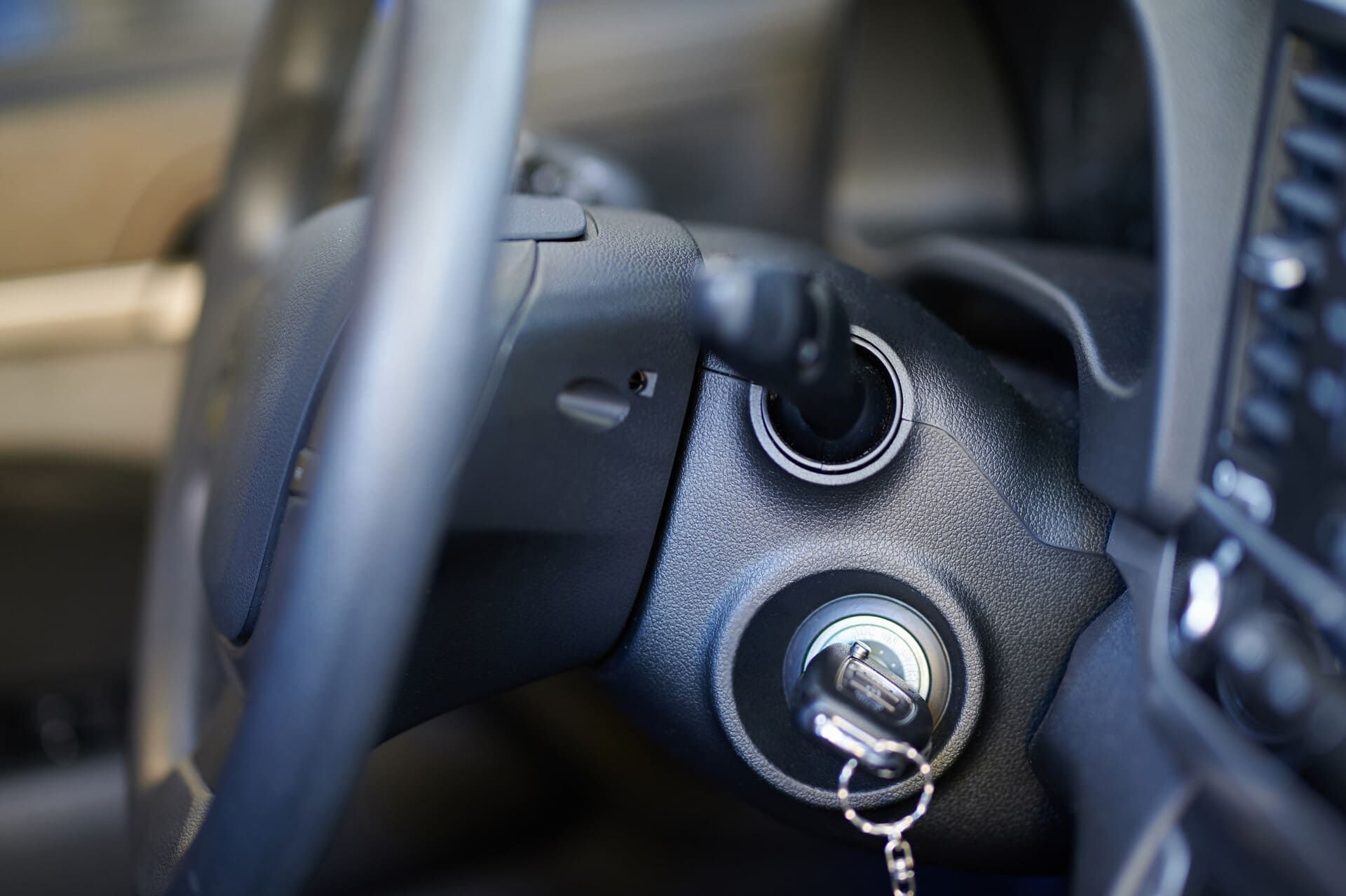Un primer plano del encendido de un automóvil con una llave puesta.