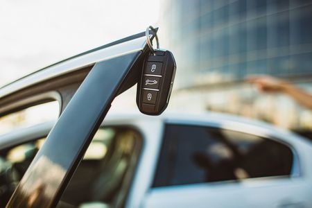 Una llave de coche cuelga del lateral de un coche.
