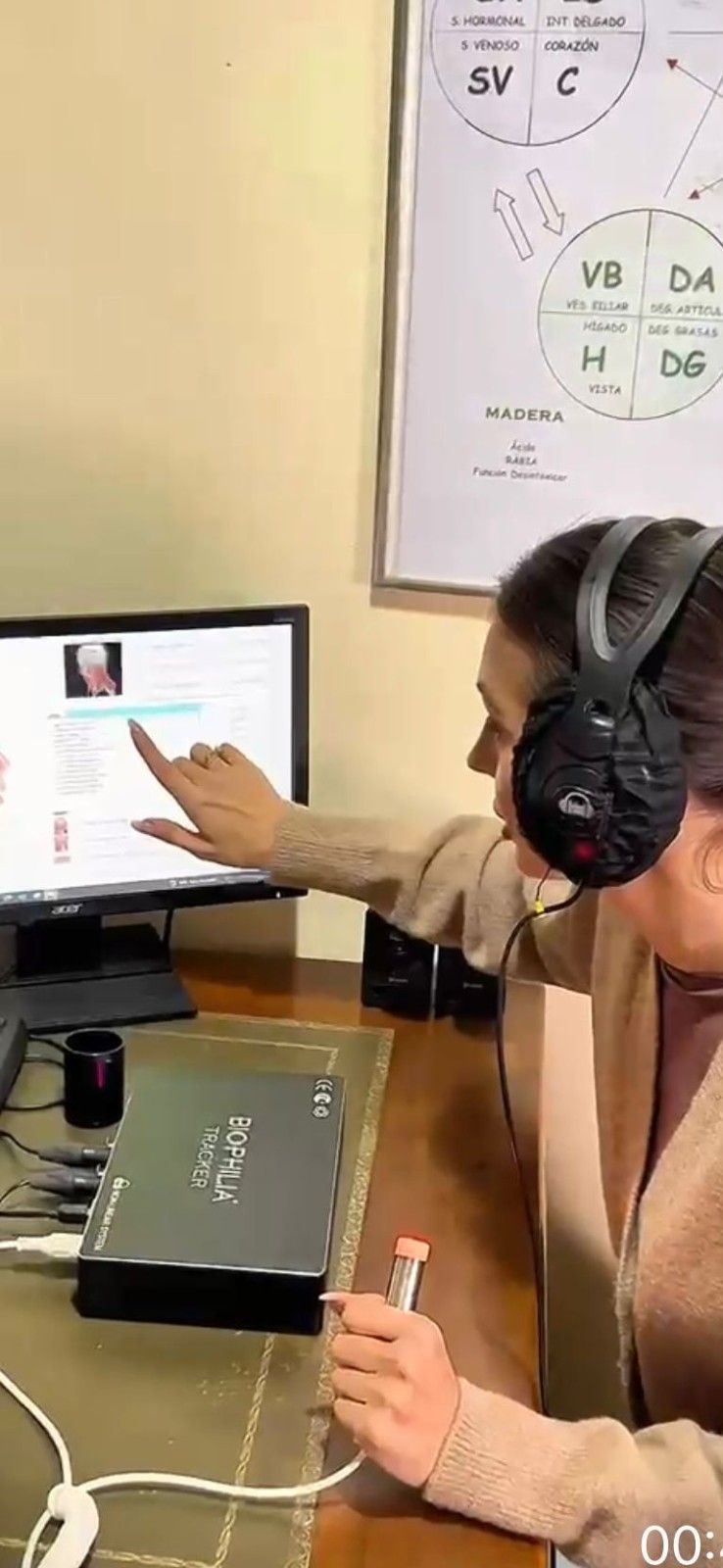 Interior de una tienda de alimentos naturales, mostrando suplementos y mostrador etiquetados